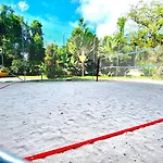 S02 Apto Ubatuba 3 min da praia, c/ piscinas, salão jogos, campo fut, playground, etc..
